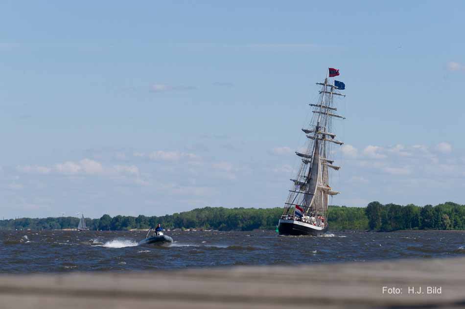 Schiffsverkehr auf der Nieder-Elbe